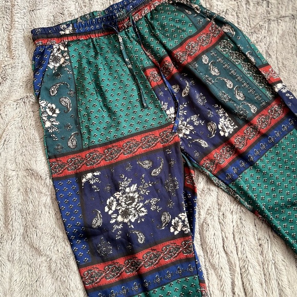 PrettyLittleThing Paisley Print Silky Joggers - Picture 3 of 5